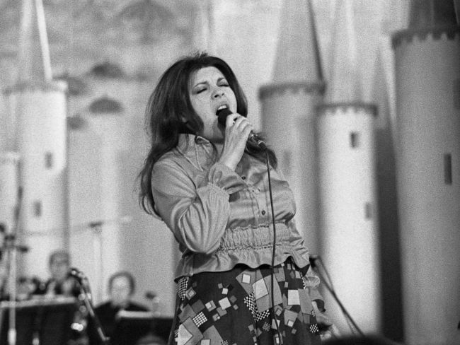 Piosenkarka w 1974 r. w fantazyjnej spódnicy (fot. TVP)