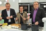 „Ławeczka” (Sylwester Maciejewski, Piotr Pręgowski i Bogdan Kalus) przy kuchni (fot. I.Sobieszczuk/TVP)