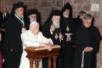 Przedstawiciele wszystkich religii głęboko wierzą, że wspólna modlitwa powstrzyma spiralę światowej przemocy (fot. PAP/EPA)