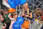Agnieszka Szulim-Badziak chętnie rozdaje autografy (fot. I.Sobieszczuk/TVP)