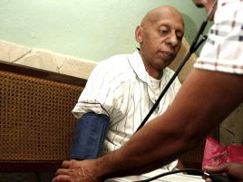 Stan zdrowia Guillermo Farinasa jest coraz cięższy – cały świat patrzy, jak powoli umiera... (PAP/EPA)