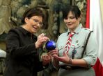 Pani Marszałek podpisała sie również na pamiątkowej bombce ZHP (fot. PAP/Tomasz Gzell)