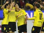 Robert Lewandowski świętuje z kolegami zwycięstwo nad Wolfsburgiem (fot. PAP/EPA)