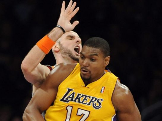 Marcin Gortat w walce z Andrew Bynumem (fot. PAP/EPA)