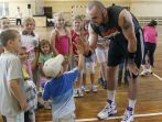 Marcin Gortat zawsze ciepło podchodzi do gości swoich campów (fot. PAP)