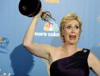 Jane Lynch i jej stauetka za rolę drugoplanową w serialu „Glee” (fot. PAP/EPA/PAUL BUCK)