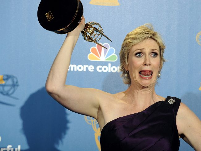 Jane Lynch i jej stauetka za rolę drugoplanową w serialu „Glee” (fot. PAP/EPA/PAUL BUCK)