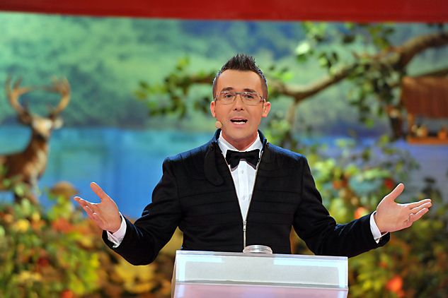 Maciej Kurzajewski ubrał się stylowo i elegancko (fot. J. Bogacz/TVP)