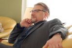 Ryszard w napięciu oczekuje na wizytę rodziców (fot. TVP)