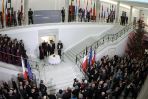 Posłowie zgromadzili się w hallu głównym Sejmu (fot. PAP/Bartłomiej Zborowski)