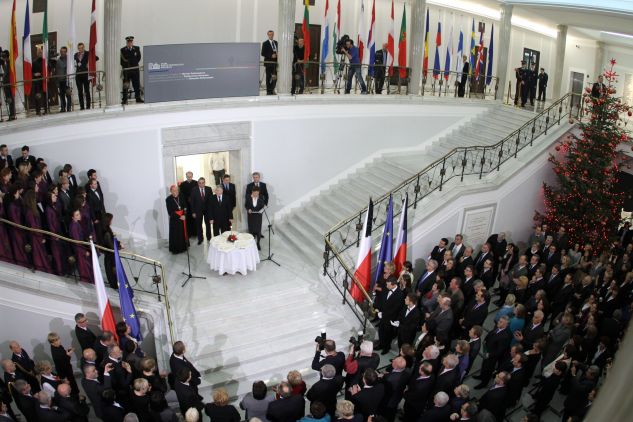 Posłowie zgromadzili się w hallu głównym Sejmu (fot. PAP/Bartłomiej Zborowski)