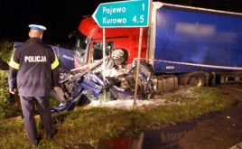 Osobowe auto zostało doszczętnie zniszczone, nikt z podróżujących nie przeżył