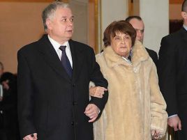 Prezydent RP Lech Kaczyński (L) z mamą Jadwigą (fot. arch. PAP/Stach Leszczyński)