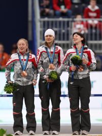 Zwycięska sztafeta  na podium (fot. PAP/EPA/Friso Gentsch)
