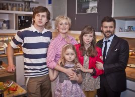 Główni bohaterowie serialu „Ja to mam szczęście” (fot. W. Radwański/ TVP)