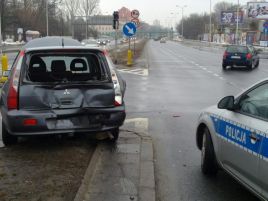 W wyniku kolizji ranny został kierowca Mitsubishi. Musiał zostać odwieziony do szpitala (fot. Marcin Gałuszko/TVP Warszawa)