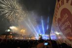 Serie sztucznych ogni rozbłysły też w innych miastach (fot. J. Bogacz/TVP)