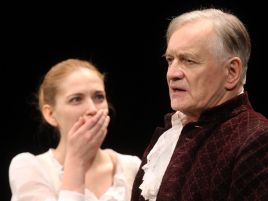 Anna Cieślak jako Agnieszka i Andrzej Seweryn jako Arnolf podczas próby „Szkoły żon” Moliera, w reżyserii Jacquesa Lassalle'a (f