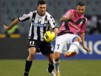 Dla Simone Pepe (P) był to mecz szczególny. Wcześniej grał on bowiem w Udinese (fot. PAP/EPA)