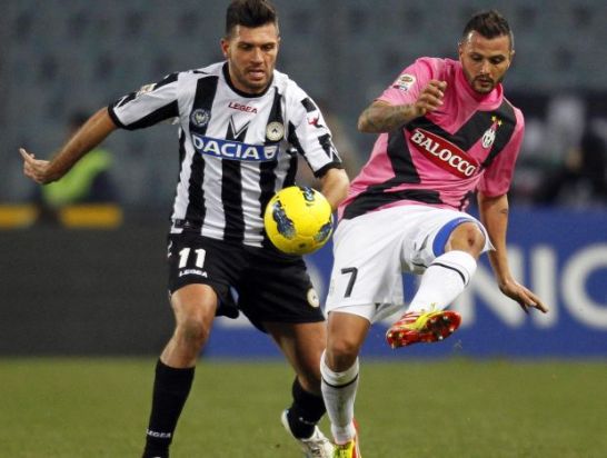 Dla Simone Pepe (P) był to mecz szczególny. Wcześniej grał on bowiem w Udinese (fot. PAP/EPA)