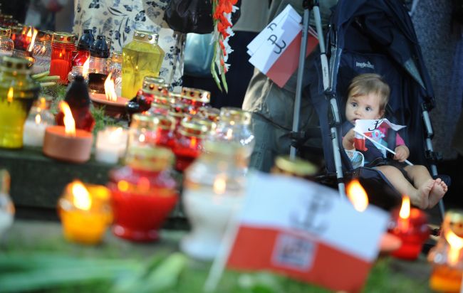 Na Powązkach zapłonęły znicze (fot.  PAP/Jacek Turczyk)