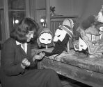 Na początku telewizja była bardzo...  teatralna. Przygotowywanie masek do programu (1958) fot. Z. Januszewski