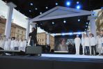 Dzięki nowoczesnym technikom montażu razem z artystami zaśpiewał sam Jan Paweł II (fot. J. Bogacz) Dzięki nowoczesnym technikom montażu razem z artystami zaśpiewał sam Jan Paweł II (fot. J. Bogacz)