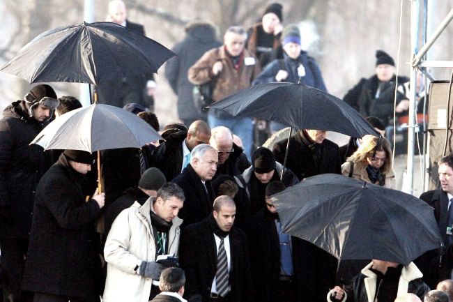 Premier Izraela Benjamin Netanjahu w otoczeniu ochroniarzy w drodze na uroczystości (PAP/Grzegorz Momot)