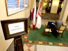 Opuszczone do połowy flagi, na znak żałoby, przed Urzędem Miejskim w Złocieńcu