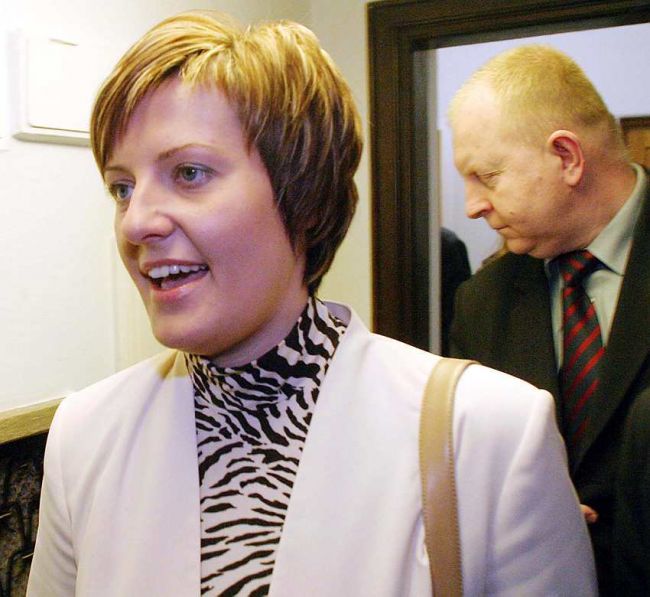 Rok później fryzura już trochę straciła na objętości (fot. arch. PAP/Paweł Kula)