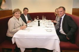 Kanclerz Niemiec Angela Merkel (L) z mężem Joachimem Sauerem (2L) oraz premier RP Donald Tusk (P) z żoną Małgorzatą (2P)
