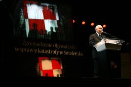 Prezes PiS Jarosław Kaczyński  przemawia podczas Zgromadzenia Obywatelskiego w sprawie katastrofy w Smoleńsku