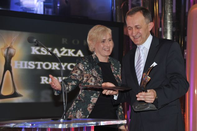 Dyrektor Programu II Polskiego Radia Małgorzata  Małaszko-Stasiewicz wręczyła nagrodę Witoldowi Stankowskiemu (fot. Ireneusz Sob