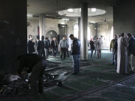 Spalony meczet (fot.PAP/EPA/Alaa Baderneh)