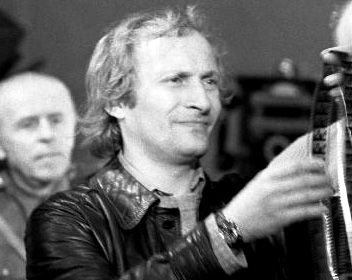 Rok 1972: młody aktor w modnej fryzurze w przedstawieniu Teatru Telewizji (fot. arch. TVP)