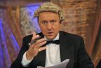 Jak dokonać najlepszego wyboru? Głowi się Piotr Fronczewski (fot. TVP/I.Sobieszczuk)