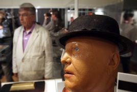 Kapelusz z ostrzem ukrytym w rondzie z filmu Goldfinger (fot. PAP/Radek Pietruszka)