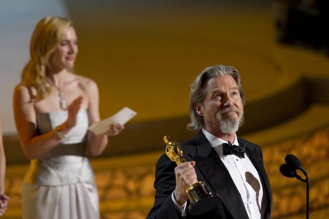 Jeff Bridges odbierając Oscara za najlepszą główną rolę męską z dziękczynieniem spogladał ku niebu (fot. PAP/EPA/MATT PE