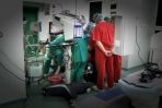 Na pacjencie skupia się uwaga całego zespołu (fot. TVP)