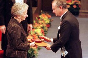 W 1996 odebrała z rąk króla Karola XVI Gustawa literacką Nagrodę Nobla podczas ceremonii w Filharmonii Sztokholmskiej (fot. PAP) (c)