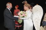 Prezes TVP Juliusz Braun gratulował po spektaklu Krystynie Jandzie (fot. Ireneusz Sobieszczuk/TVP)