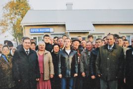 Dimitrij Miedwiediew z mieszkańcami Mansurowa  (fot. archiwum bohaterów)