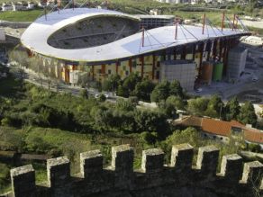Stadion w Leirii, wybudowany specjalnie na Euro 2004, od dawna nie jest wypłacalny (fot. Getty Images)