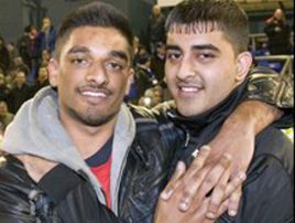 Faisal Mohyud-Din i Mohammed Azeem trwali w uścisku 24 godziny i 17 minut (fot. BBC)