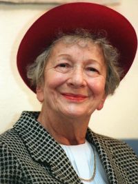 1996 r. – Wisława Szymborska na konferencji prasowej na lotnisku w Sztokholmie (fot. PAP/EPA/JAN COLLSIOO SWEDEN)