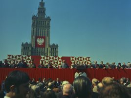 „Niewinni czarodzieje” w tym roku przenoszą się do Warszawy lat 70-tych (fot. PAP)