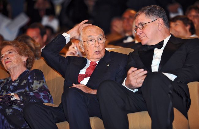 Prezydent Włoch Giorgio Napolitano ( w środku) z żoną i włoskim politykiem na widowni (fot. PAP/EPA/CLAUDIO ONORATI)