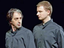 Jan Monowid  i Andrzej Klimczak  w „Ja, Kain" (fot. Warszawska Opera Kameralna)