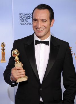 Jean Dujardin ze Złotym Globem za film „Artysta” (fot. PAP/EPA/PAUL BUCK)