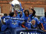 Piłkarze Chelsea z dumą prezentowali Puchar Europy (fot. Getty Images)